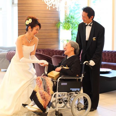 車イスをご用意。年配ゲストもお二人の晴れ姿に笑顔いっぱい|京都 アートグレイス ウエディングヒルズの写真(330028)