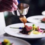 熟練のフランス料理人が日本の良き趣との食材を活かして感動を与える料理をお創りします