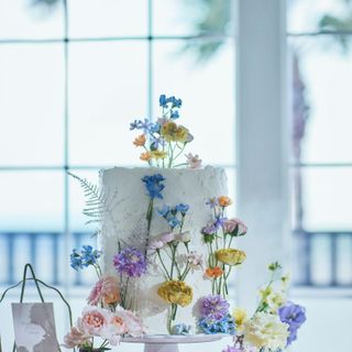 幸福な結婚式を象徴する世界にひとつのケーキを
