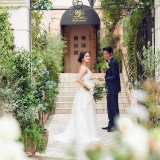 高級住宅が並ぶ閑静な街並みや、お二人の結婚式への期待感を高める非日常感ある外観