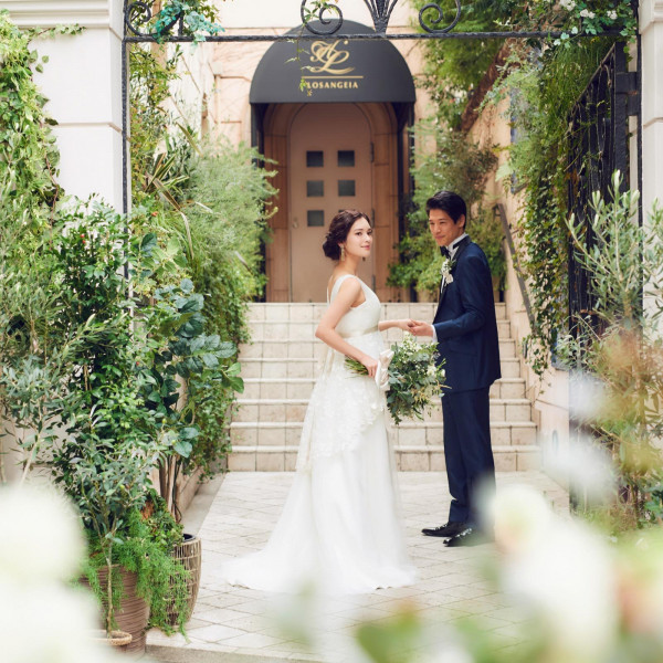 高級住宅が並ぶ閑静な街並みや、お二人の結婚式への期待感を高める非日常感ある外観