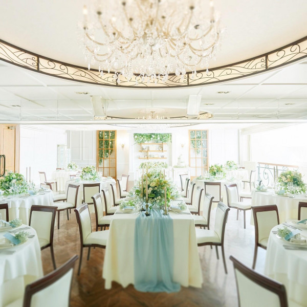 上品でナチュラルな披露宴会場で美食おもてなしが叶う