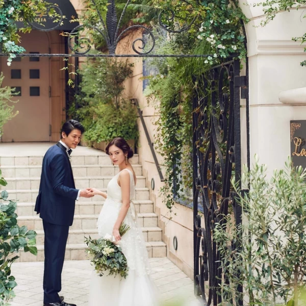 高級住宅が並ぶ閑静な街並みや、お二人の結婚式への期待感を高める非日常感ある外観