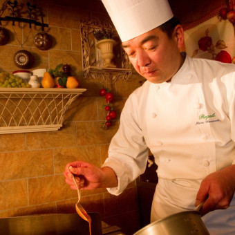 レガロオープンから17年間料理長を務める山崎シェフの料理は変わらぬ美味しさと創造性が魅力。