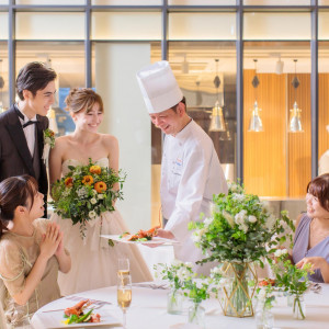 オープンキッチンが併設しているので出来立てのお料理をゲストに届けます|The Chelsea Court ～ザ・チェルシーコート～の写真(55702242)