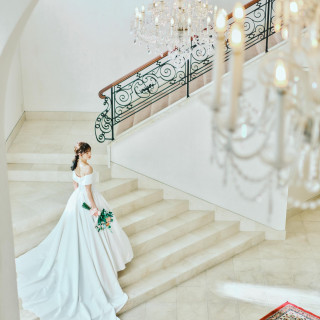 ウェディングドレス姿が映える人気の大階段も！