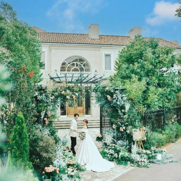 緑と花々に囲まれた会場で貸切ウェディングを！