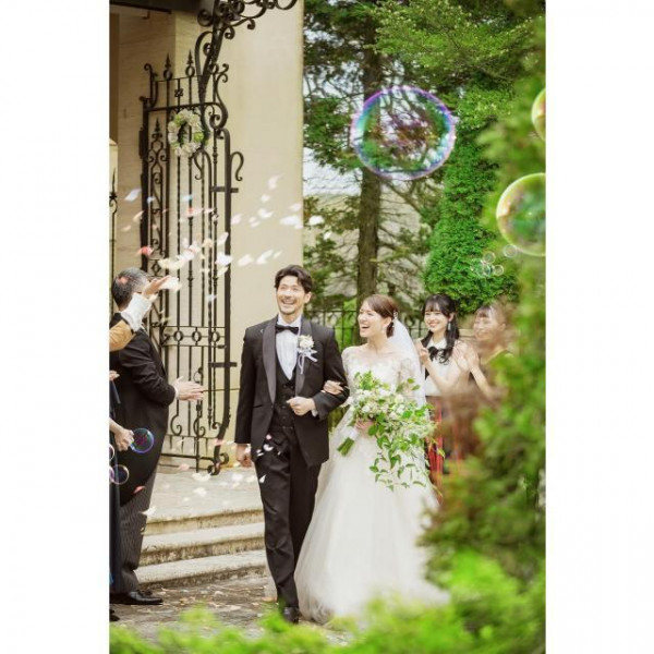 アフターセレモニーではフラワーシャワーでゲストの方にお出迎えをいただきます＊゜