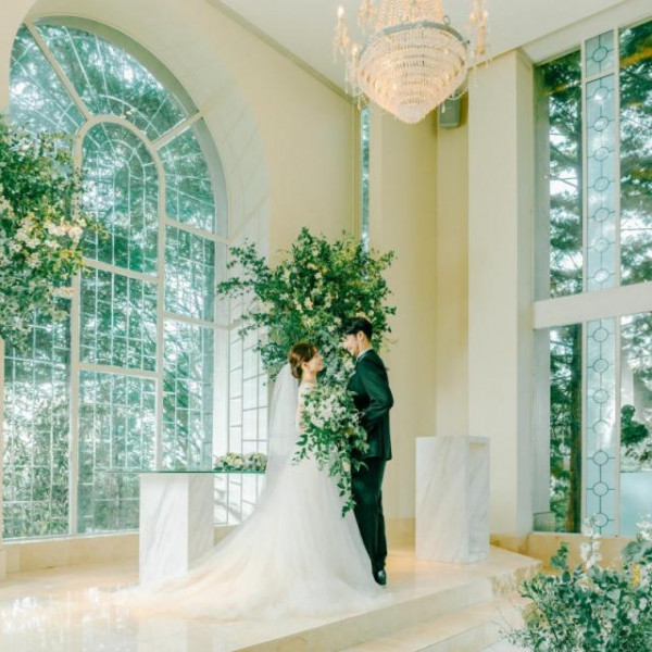 日の光が差し込む明るい祭壇で愛を誓いあいます