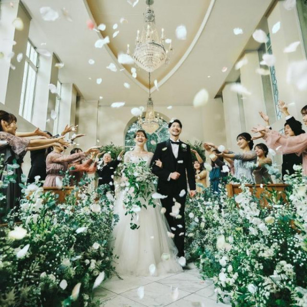 白と緑を基調とした明るいチャペルで一生に一度のご結婚式＊゜