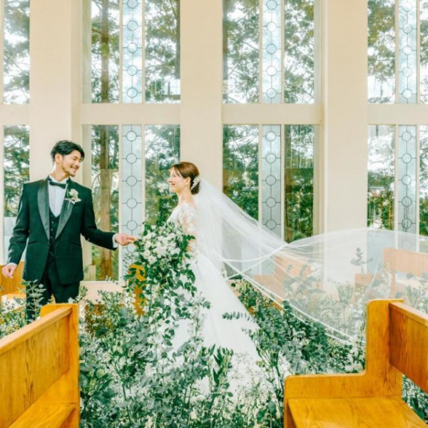 白×緑の温かなチャペルでフォトジェニックな撮影も◎