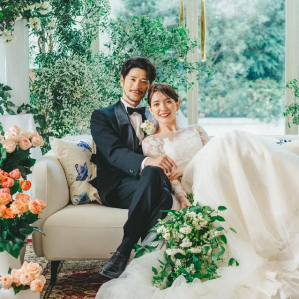 新郎新婦のお二人のお席はソファー又はテーブルで選択が可能◎！お二人らしい空間をご提案させて頂きます！