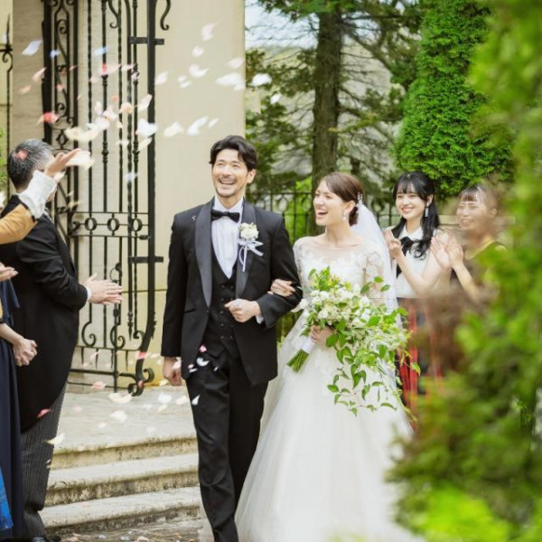 フラワーシャワーでゲストの皆様からの祝福に包まれて…＊゜