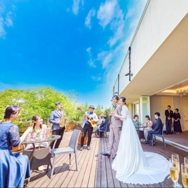 開放的なテラス付きのお待合室では、ビアガーデン風に楽しめます♪