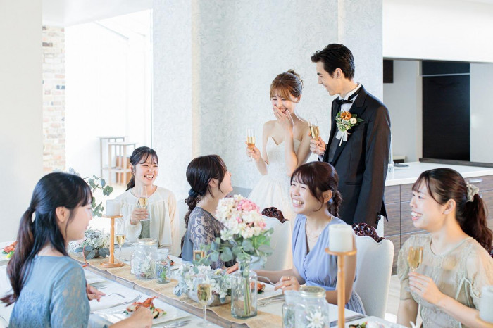 おふたりがゲストの皆様のお近くへ歩み寄る＿そんなシーンを自然に創り出します