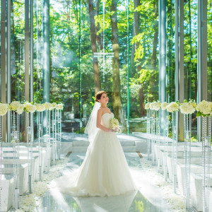 静かな緑の中に佇むガラスのチャペル。お二人はもちろんゲストの心に残る空間で最高の結婚式を。|アネーリ軽井沢の写真(1379325)