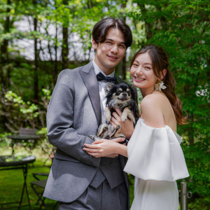 【シャングリラ】木漏れ日が降り注ぐ軽井沢の森で、大切な愛犬も一緒に記念撮影。豊かな自然に包まれたプライベートガーデンで心温まる瞬間を|アネーリ軽井沢の写真(52124421)