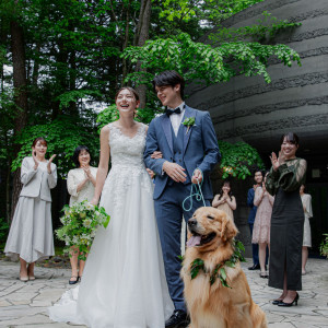 【独立型チャペル】大切な家族の一員である愛犬も一緒にお祝いする特別な一日。緑豊かな森にゲストと愛犬からの温かい祝福が響き渡る。自然な笑顔が溢れアットホームで心温まるシーン|アネーリ軽井沢の写真(52124517)