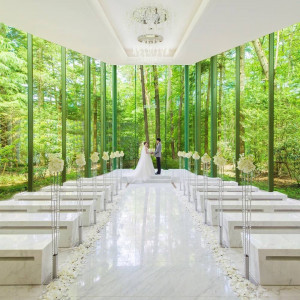 【全面ガラス張り】軽井沢の森に囲まれた幻想的なチャペルで一生の想い出に残るご結婚式を！|アネーリ軽井沢の写真(34333730)