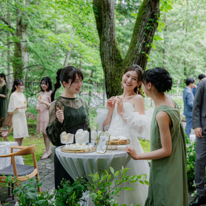 【ガーデンパーティ】軽井沢の森に囲まれたガーデンで、ゲストと楽しむデザートビュッフェ。ゲスト一人ひとりとの時間を大切にするおもてなしで、アットホームで心温まる一日を|アネーリ軽井沢の写真(52124478)