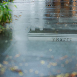 【雨の日が一番美しい】雨が描いた、一日だけのアート。足元の水たまりに、アネーリ軽井沢の世界が反転して映り込む。雨の日ならではの偶然が生んだ美しい光景|アネーリ軽井沢の写真(52124744)