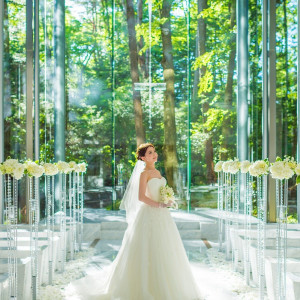静かな緑の中に佇むガラスのチャペル。お二人はもちろんゲストの心に残る空間で最高の結婚式を。|アネーリ軽井沢の写真(1381024)