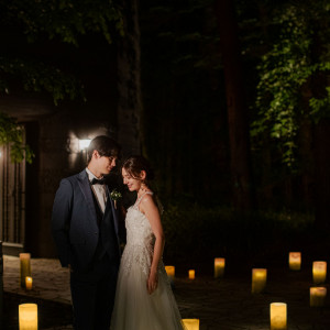 【キャンドルナイト】夜の静寂の中、温かなキャンドルの光にそっと照らし出される花嫁。その姿は息をのむほどに美しく、見る人の心に深く刻まれる|アネーリ軽井沢の写真(53064249)