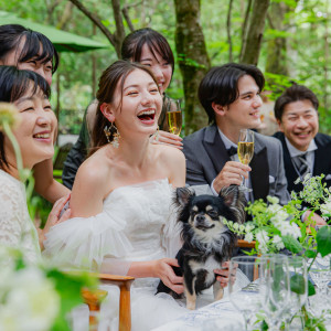 【ガーデンパーティ】軽井沢の爽やかな緑の中、ゲストの皆様と語らうガーデンパーティ。大切なゲストと過ごす、リラックスしたひとときが最高の思い出に|アネーリ軽井沢の写真(52124477)