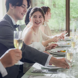 美食とともにゲストと過ごすウェディング