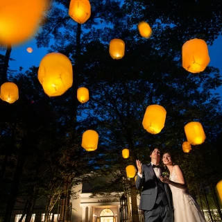 夜空をランタンの灯りが照らす。感動が溢れるナイトフォト