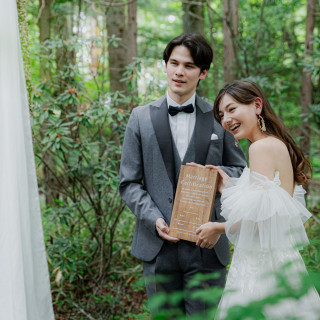 ふたりの誓いを形にした結婚証明書。森の木々も祝福