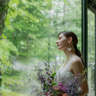 森を招く、ガラスの祝宴。花と光に包まれて