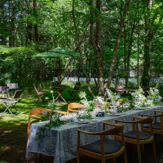 静かな森で木漏れ日と乾杯する、森の中の会食会場も人気