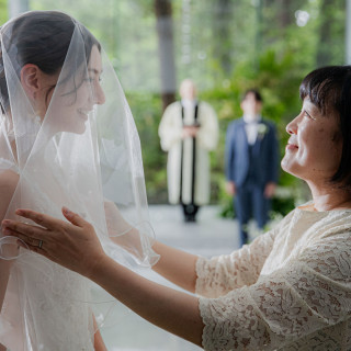 想いをそっと重ねる、母と娘の眼差しは、永遠の想い出に