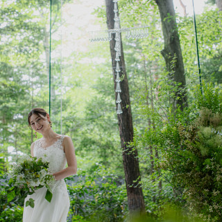 緑に囲まれた光あふれるチャペル。フォトウェディングのための最高の舞台