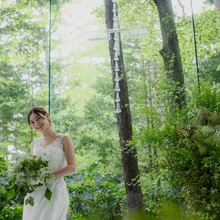 緑に囲まれた光あふれるチャペル。フォトウェディングのための最高の舞台