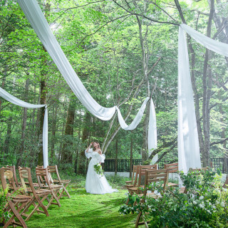 緑の木々に囲まれて、自然と一体になる。アネーリ軽井沢のフォレストウェディング