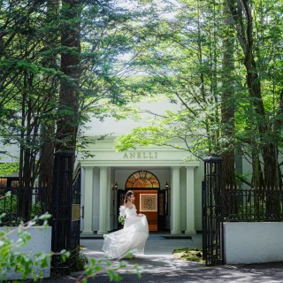 森の緑、洗練された白亜の邸宅。どちらも背景になる贅沢なフォトウェディング