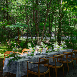 木漏れ日が降り注ぐ、森のダイニング。これから始まる祝宴への期待が膨らむ