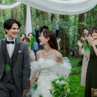 鳴りやまない拍手の中、輝くふたりの笑顔。森が幸せな一体感に包まれる