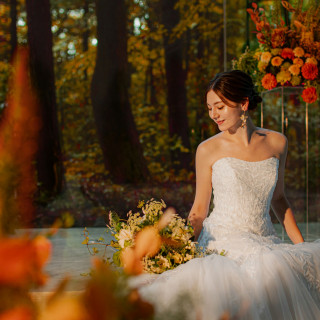 秋色の森が額縁になる。絵画のようなウェディングフォト