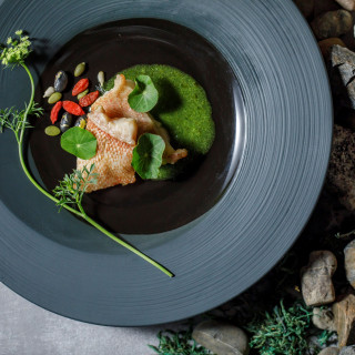 パリッと焼き上げた皮目とハーブのソース。食感のコントラストを楽しむ魚料理