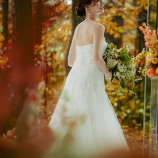 秋のチャペルを独占。森が彩るウェディングフォト