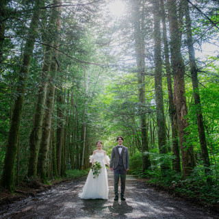 木漏れ日が祝福する森のウェディングフォト