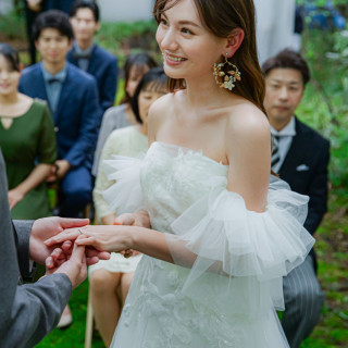 木漏れ日がふたりを照らす。静かな森の中の指輪交換