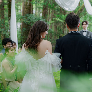 大切なゲストの笑顔と拍手に包まれて。緑の中、心温まる一体感が生まれる