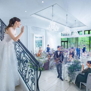 階段からの入場はドレスを一層映えさせます