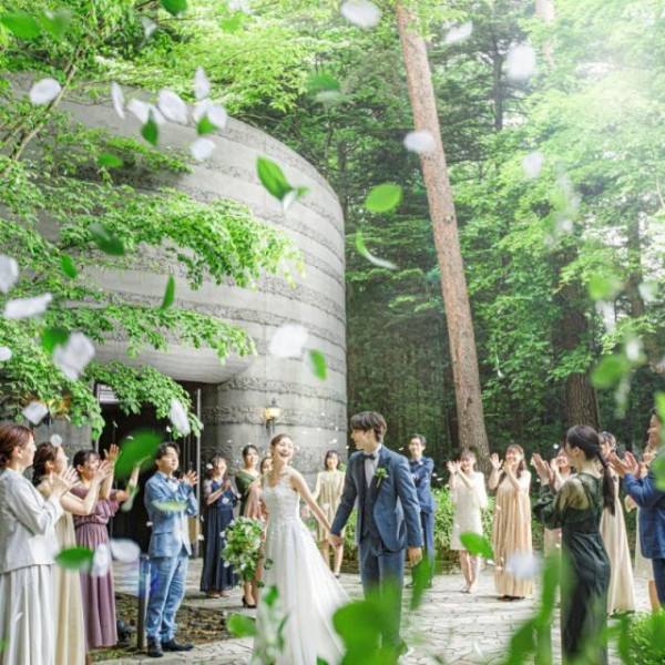 【全面ガラス張りのチャペル】の森の景観は必見