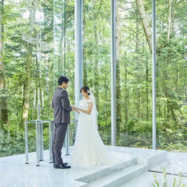 緑に囲まれた全面ガラス張りチャペル【日本の美しいチャペル100選4年連続受賞】