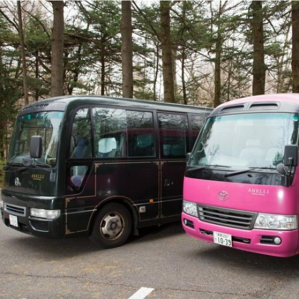 送迎バスで遠方ゲストの移動も安心